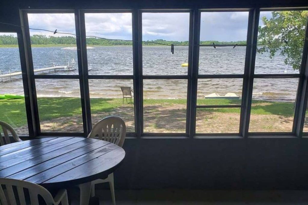 Cottage #17 - 3-Season Porch with Dining Area