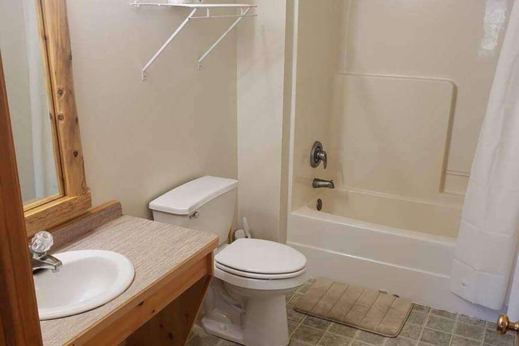 Cabin #18 - Full Bathroom #1 with Tub Shower