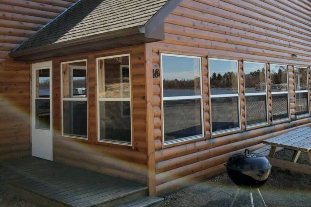 Cabin #18 - Full Bathroom with Tub Shower