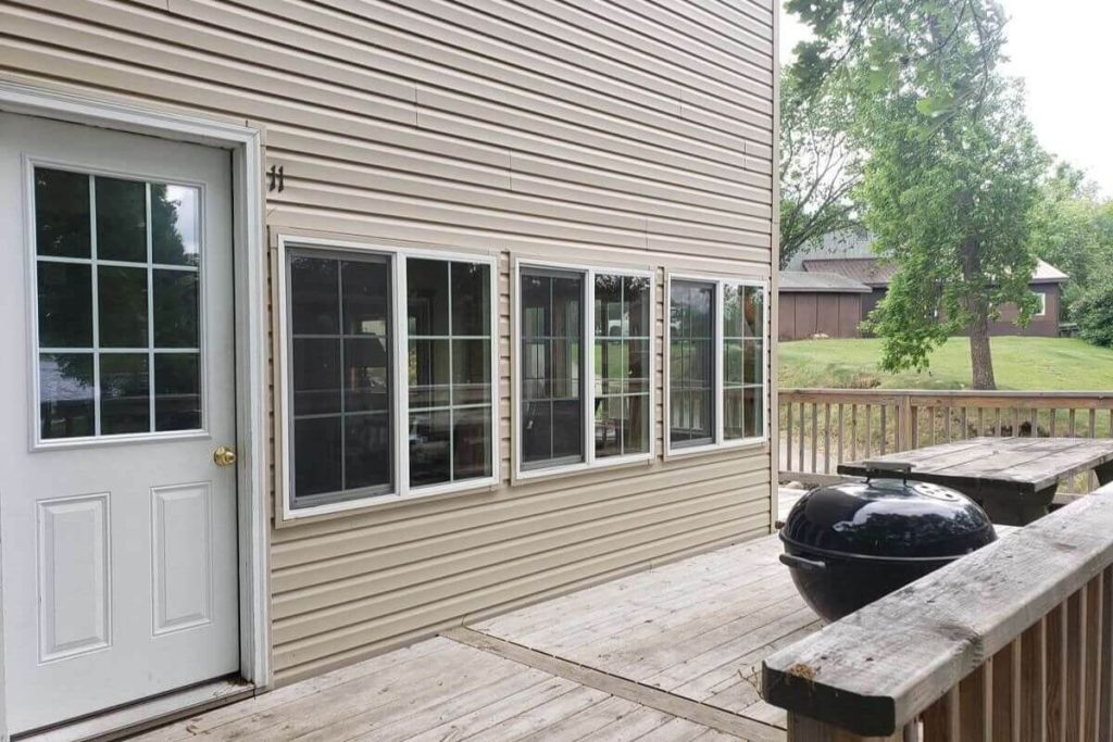 Cabin #11 - Front Door with Picnic Table and Grill