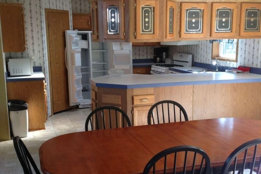 Cottage #9 - Kitchen and Dining Area