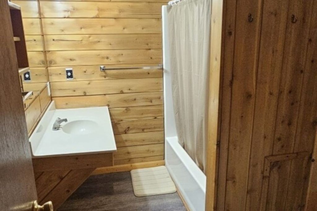 Cabin #12 - Full Bathroom with Tub Shower