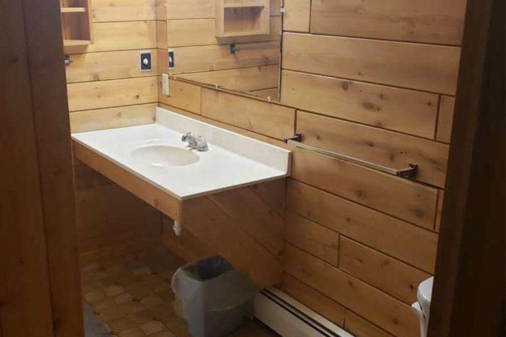 Cabin #14 - Full Bathroom with Tub Shower
