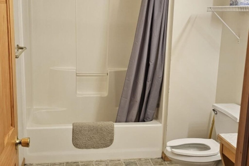 Cabin #16 - Full Bathroom with Tub Shower