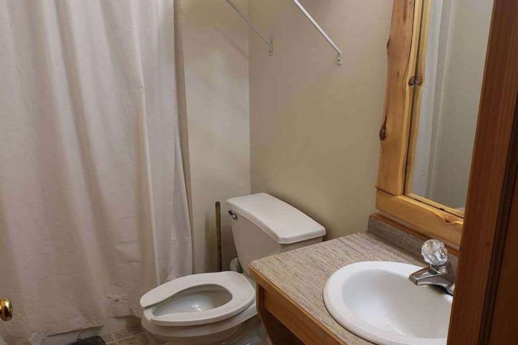 Cabin #19 - Full Bathroom #1 with Tub Shower