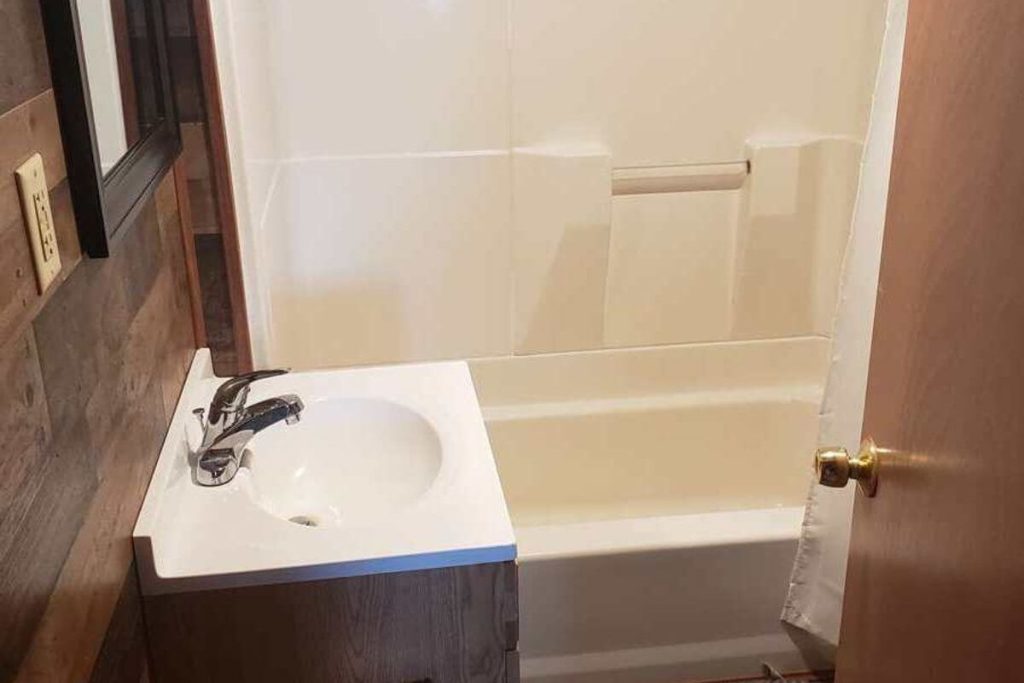 Cottage #17 - Full Bathroom with Tub Shower