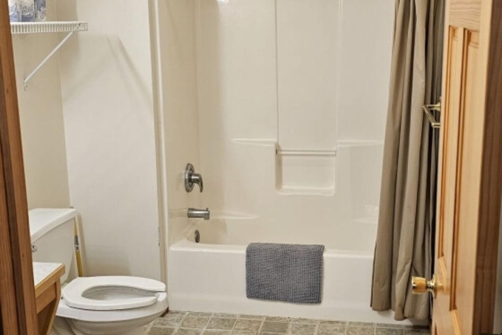 Cabin #15 - Full Bathroom with Tub Shower