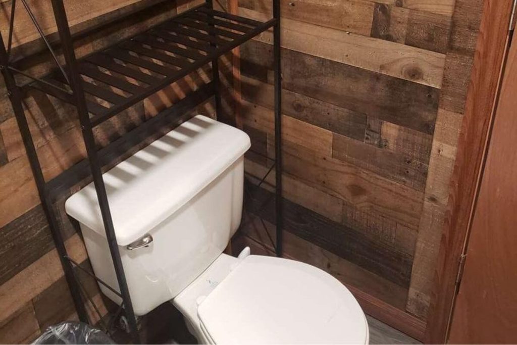 Cottage #17 - Toilet with Vanity Shelving