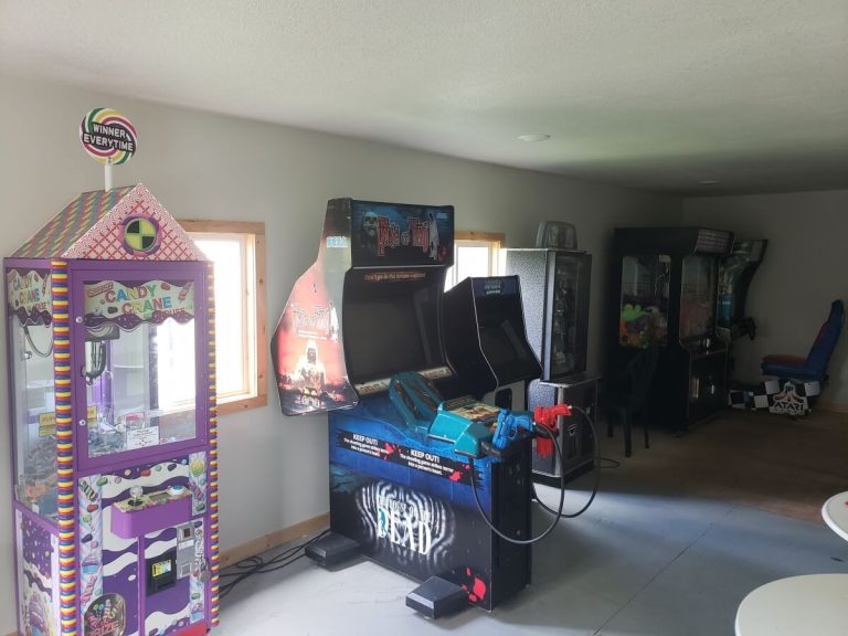 Indoor Arcade Room to Entertain Guests at Sunset Cove Resort