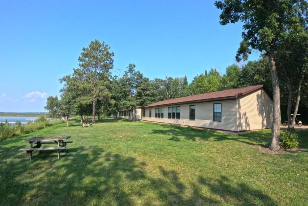 Cabin #3 - Backyard with Picnic Table and Lake Access