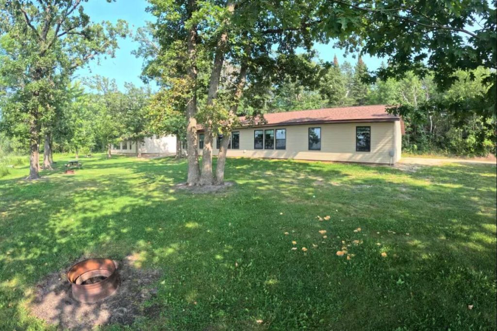 Cabin #5 - Backyard with Fire Pit Ring and Lakefront Views