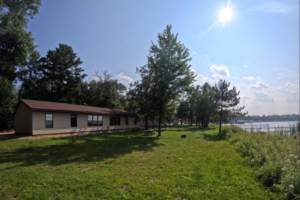 Cabin #6 - Backyard with Picnic Table and Lake Access