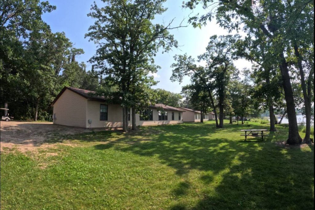 Cabin #5 - Backyard with Picnic Table and Lake Access