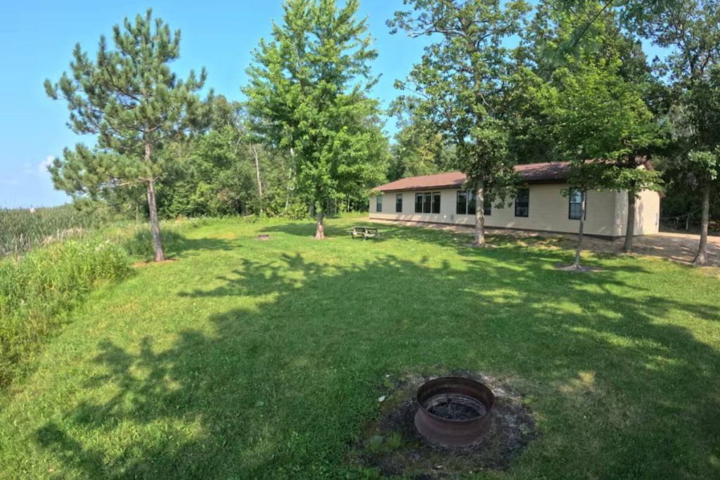 Cabin #6 - Backyard with Fire Pit Ring and Lakefront Views