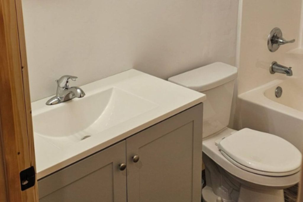 Cabin #6 - Bathroom with Tub Shower