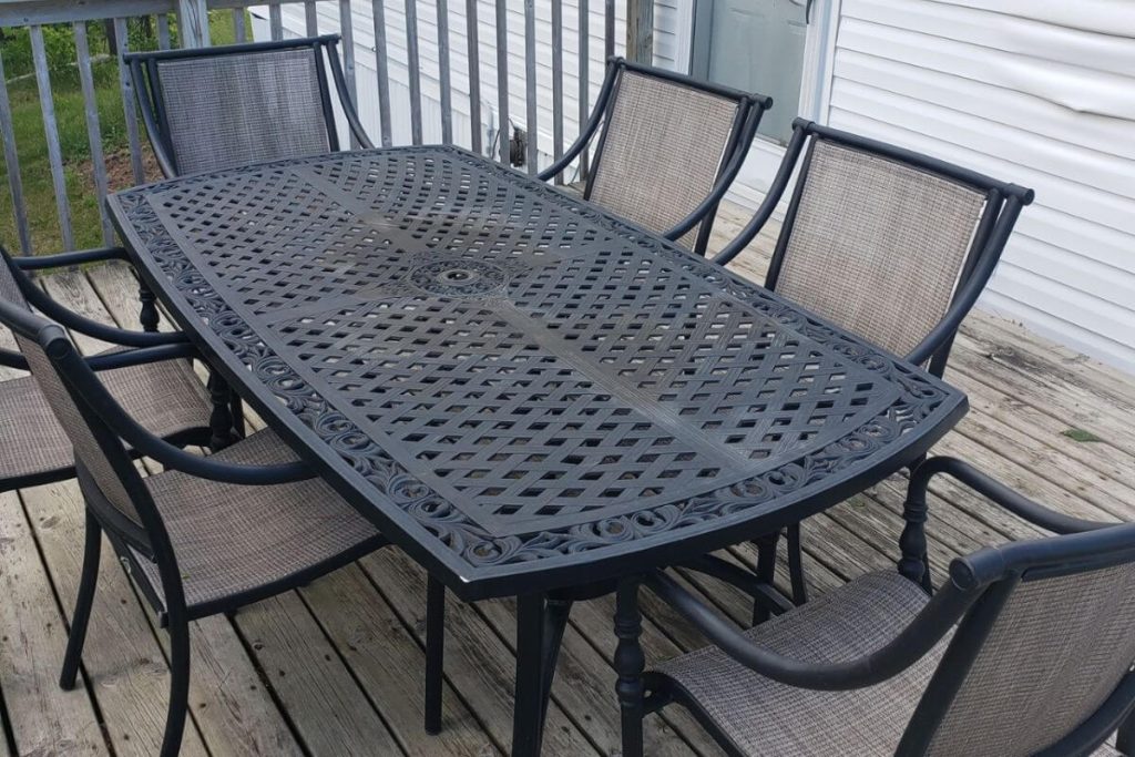 Cottage #9 - Exterior Dining Table and Seating on Deck