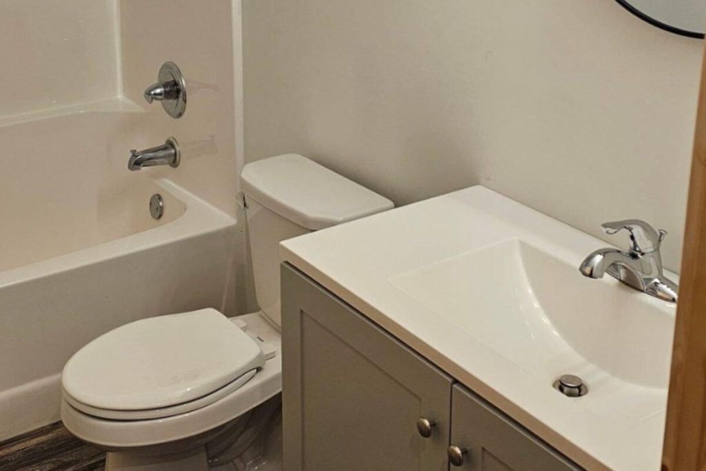 Cabin #7 - Bathroom with Tub Shower